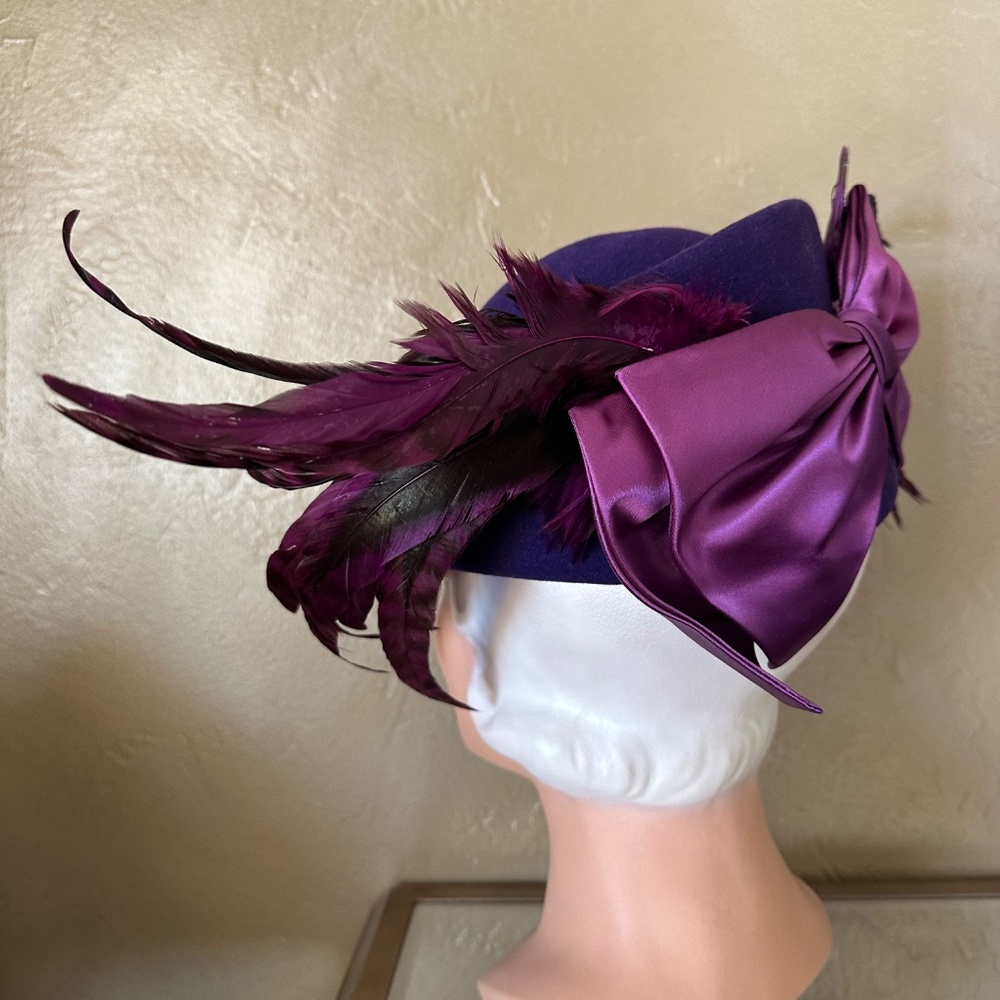 SMASHING 70s' BLUISH PURPLE HAT WITH LONG FEATHERS + LAVENDER FABRIC BOW AT BACK - Picture 6 of 14